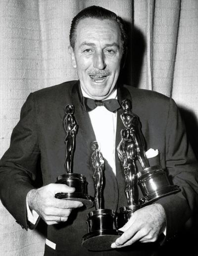 Walt Disney mit 4 Oscar-Statuetten